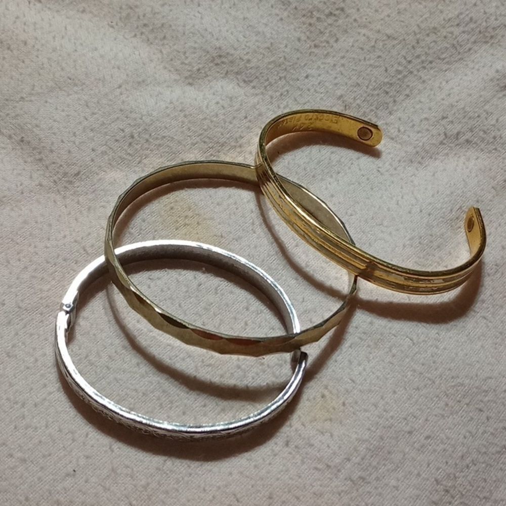 3 vintage bracelets (B005)